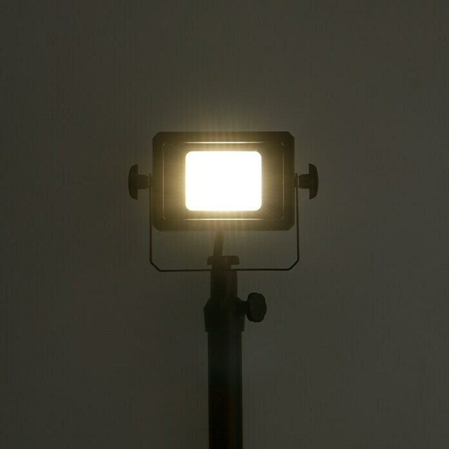 LED прожектор на статив Profi Depot [2]